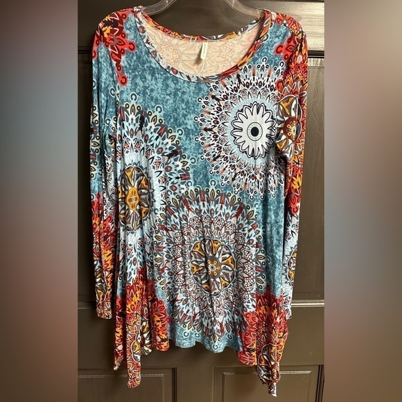 Popyoung Tops - Popyoung Long Sleeve Tunic Handkerchief Hem Blue Medallion Design Women’s Sz M